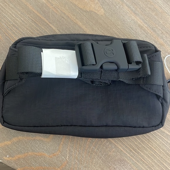 NWT lululemon MINI black belt bag - Picture 2 of 5